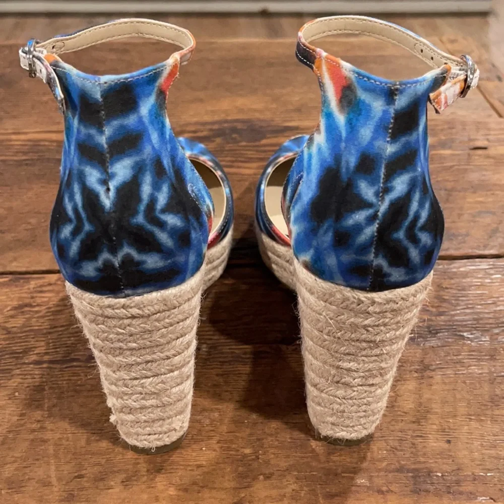 MARC FISHER TEELAN BLUE PATRIOTIC TIE DYE ESPADRILLE WEDGE SANDALS SIZE 8